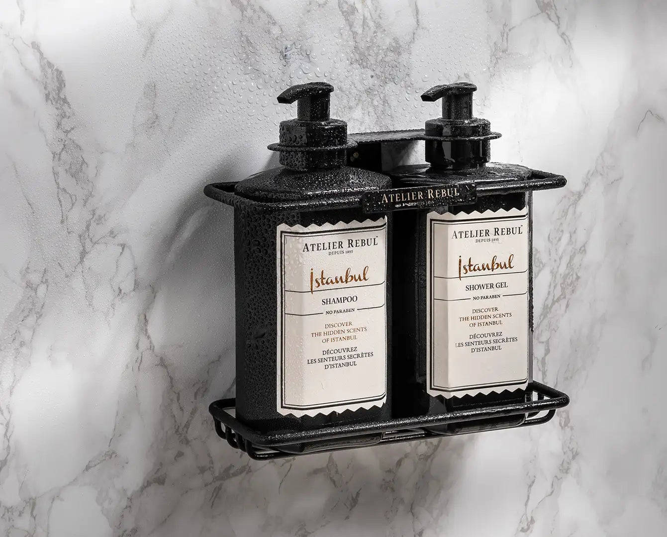 Dispenser montat pe perete din metal negru care conține două sticle de șampon și gel de duș atelier rebul istanbul.