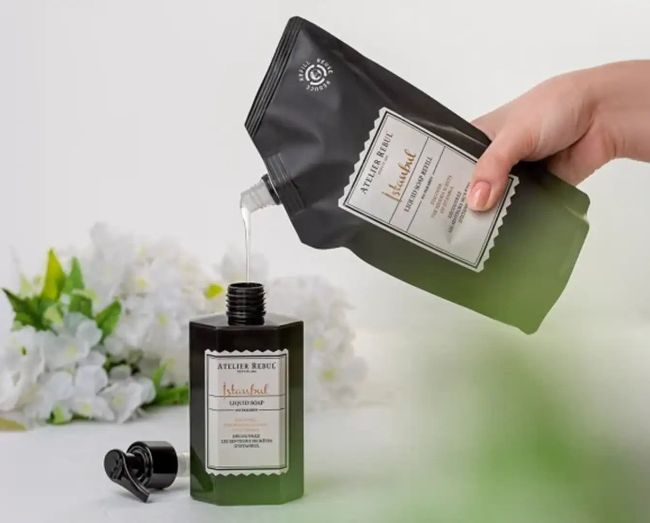 Dispenser pentru săpun lichid reîncărcabil negru și verde, cu un design elegant și modern.