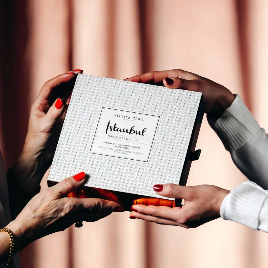 O cutie de cadou albă, cu model geometric, text negru și design minimalist, etichetată „atelier rebul istanbul hand care gift set.”