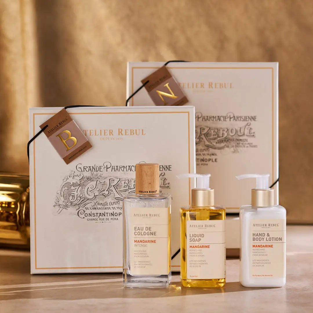 O sticlă clară de sticlă de atelier rebul eau de cologne cu capac de lemn și lichid chihlimbar, etichetată ’mandarine intense.’